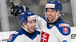 Matúš Sukeľ a Samuel Takáč oslavujú gól proti Lotyšsku na Nemeckom pohári 2025.