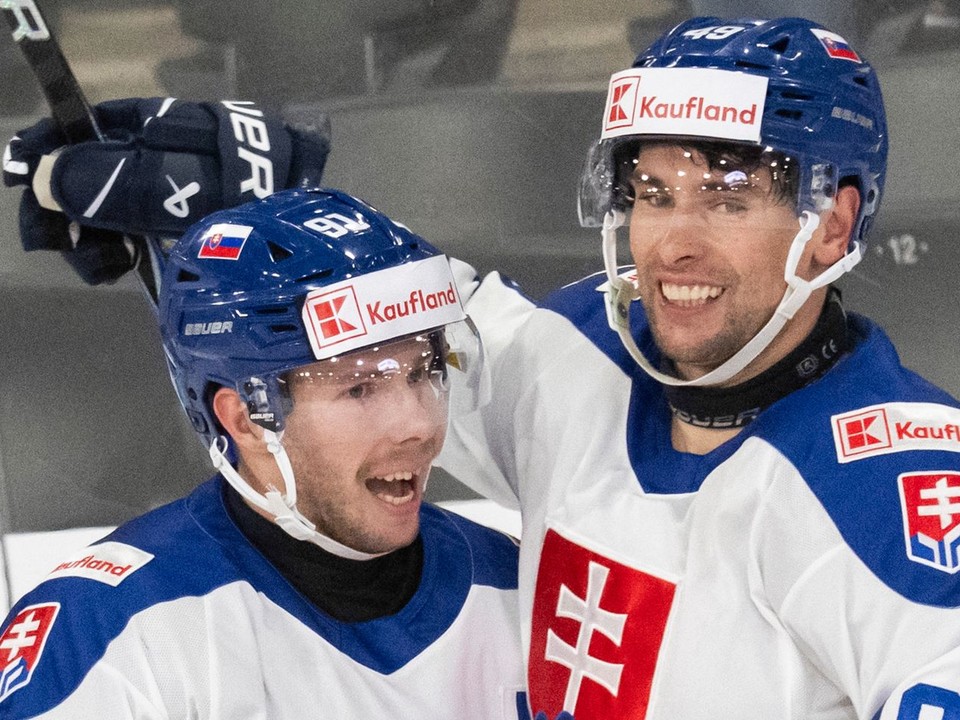 Matúš Sukeľ a Samuel Takáč oslavujú gól proti Lotyšsku na Nemeckom pohári 2025.