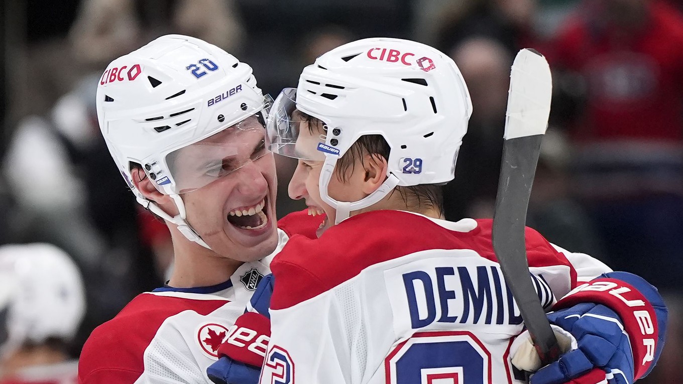 Juraj Slafkovský (vľavo) oslavuje výrhu Montrealu s Ivanom Demidovom.