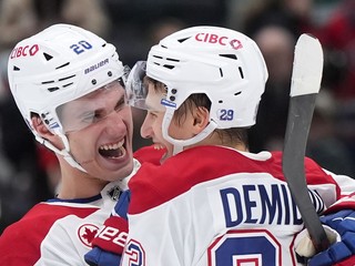 Juraj Slafkovský (vľavo) oslavuje výrhu Montrealu s Ivanom Demidovom.