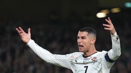 Cristiano Ronaldo prejavuje svoju frustráciu v zápase s Írskom.