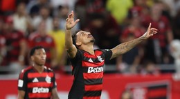 Futbalista Flamenga Danilo sa teší z gólu v dueli Flamengo - Pyramids.