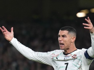 Cristiano Ronaldo prejavuje svoju frustráciu v zápase s Írskom.
