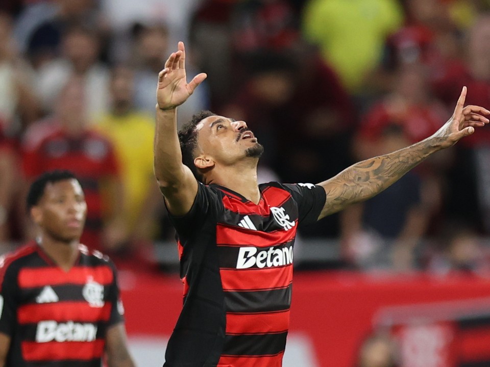 Futbalista Flamenga Danilo sa teší z gólu v dueli Flamengo - Pyramids.