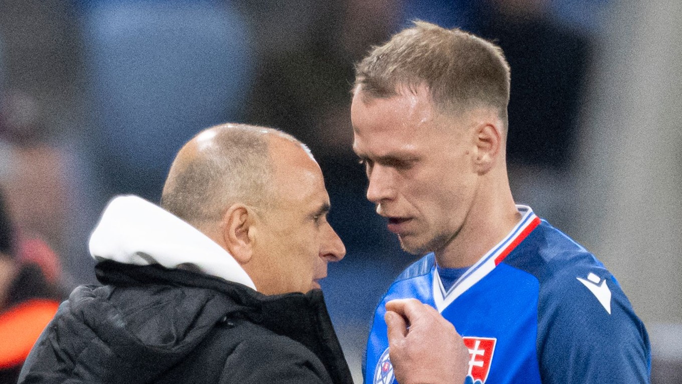 Ondrej Duda a vľavo tréner Slovenska Francesco Calzona.