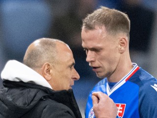 Ondrej Duda a vľavo tréner Slovenska Francesco Calzona.