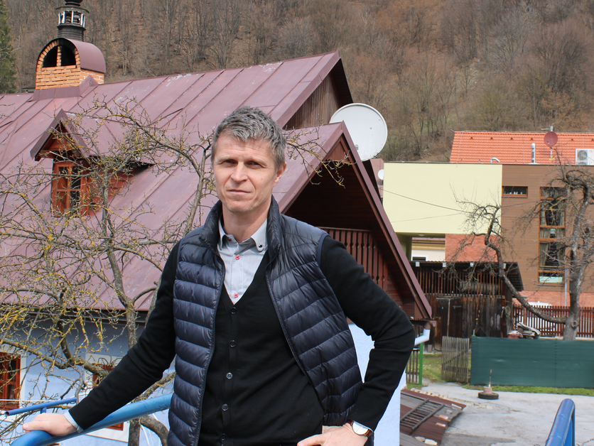 Vratislav Greško v Tajove, v pozadí Divadlo u Greškovcov.