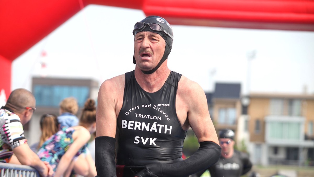 Šesťdesiatšesťročný futbalista je majstrom Slovenska v triatlone. Rozhodcovia mu v zápasoch vykajú