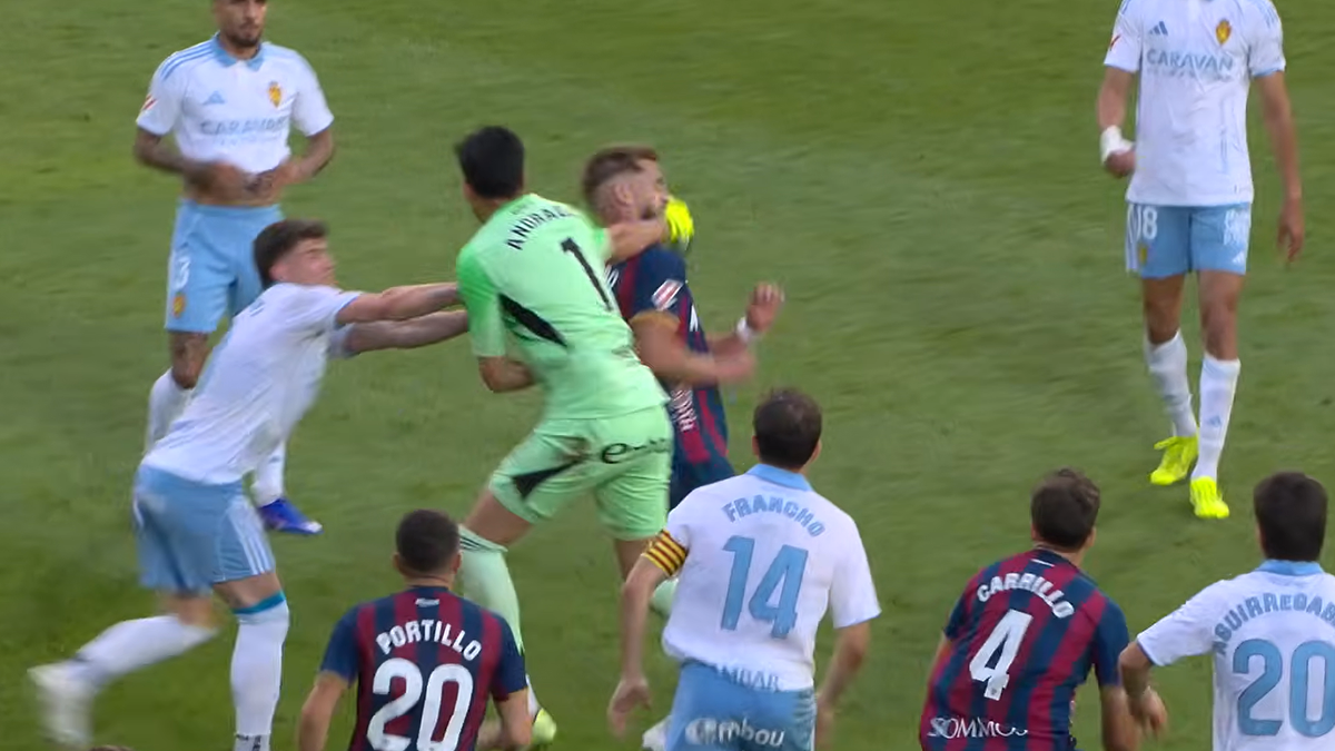 Brankár Realu Zaragoza Esteban Andrada zaútočil na súpera.