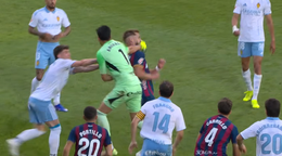 Brankár Realu Zaragoza Esteban Andrada zaútočil na súpera.