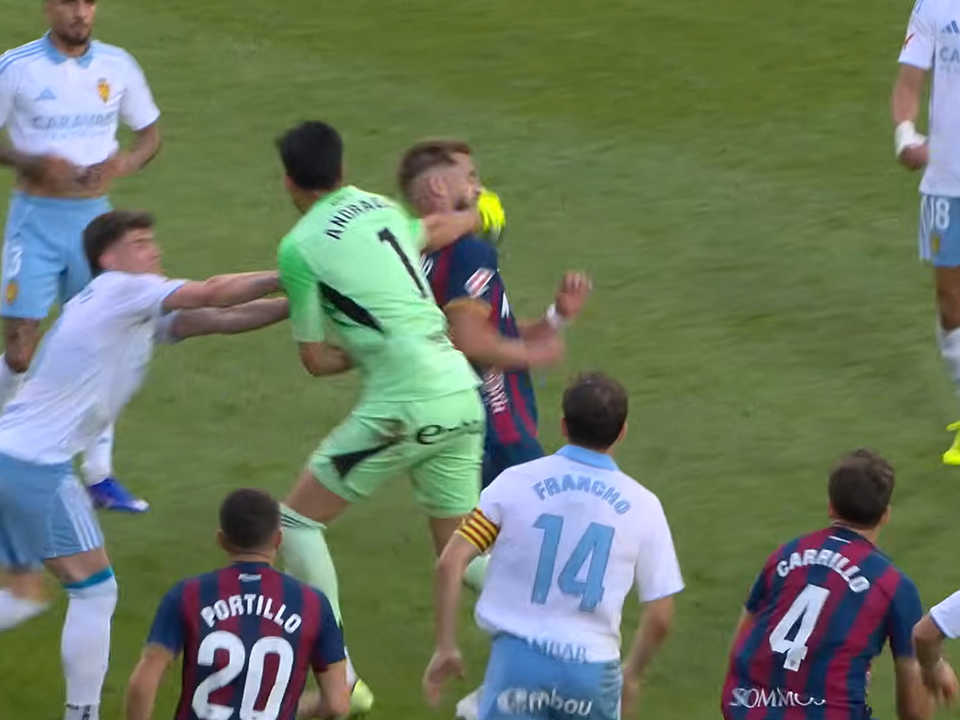 Brankár Realu Zaragoza Esteban Andrada zaútočil na súpera.