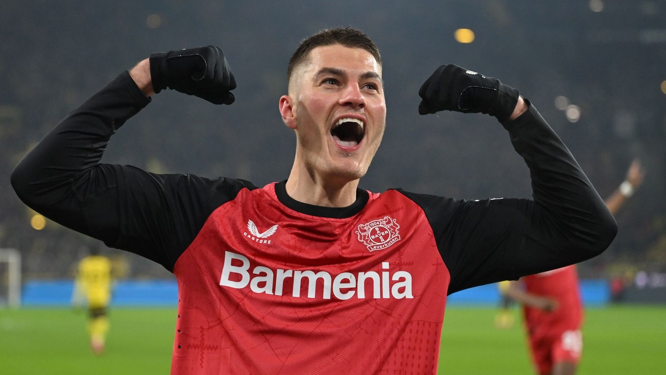 Český útočník Bayeru Leverkusen Patrik Schick sa raduje z gólu. 