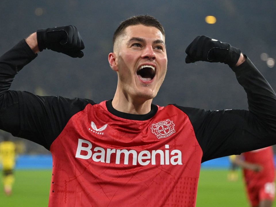 Český útočník Bayeru Leverkusen Patrik Schick sa raduje z gólu. 