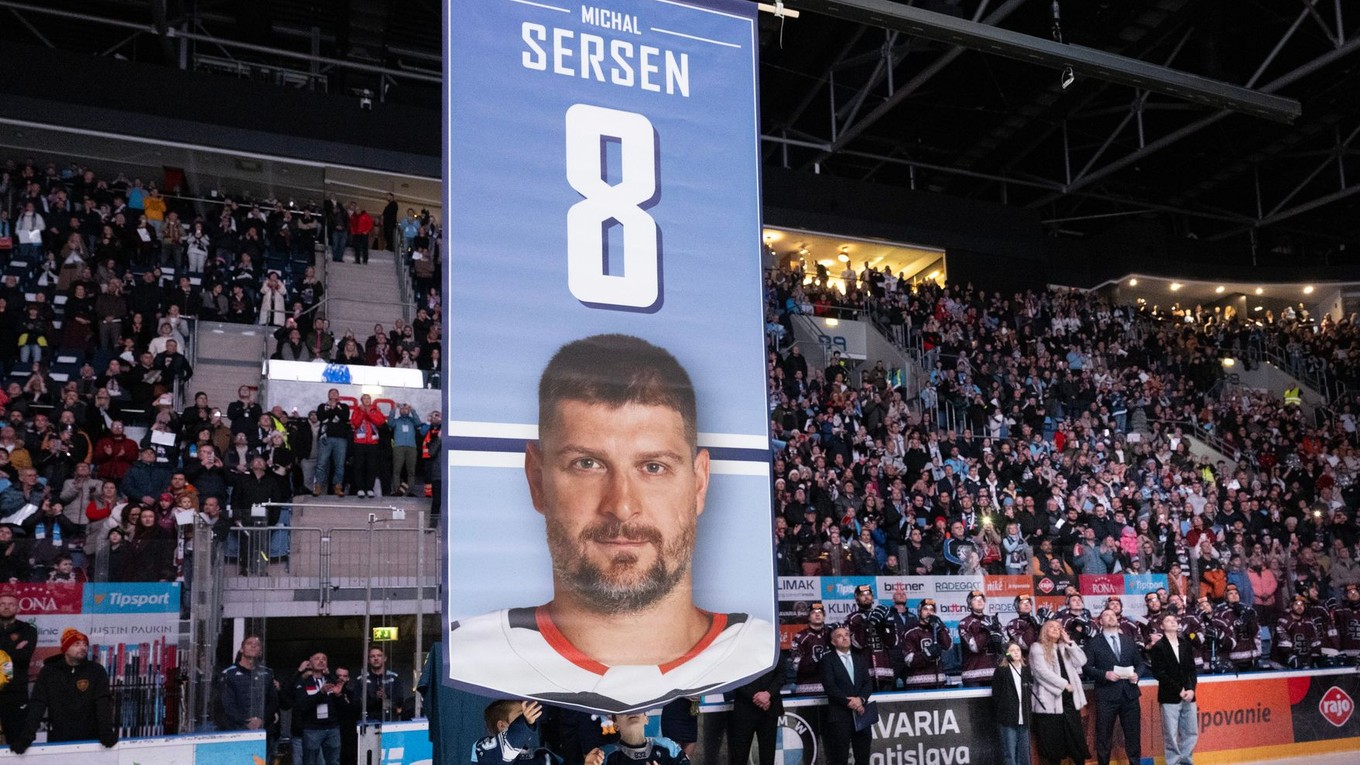 Uvedenie portrétu s číslom 8 bývalého hráča HC Slovan Bratislava Michala Sersena do siene slávy.