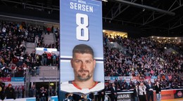 Uvedenie portrétu s číslom 8 bývalého hráča HC Slovan Bratislava Michala Sersena do siene slávy.