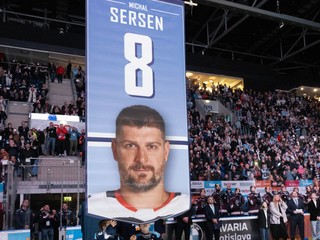 Uvedenie portrétu s číslom 8 bývalého hráča HC Slovan Bratislava Michala Sersena do siene slávy.