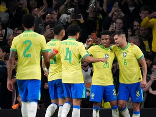 Estevao oslavuje so spoluhráčmi gól v sieti Senegalu.