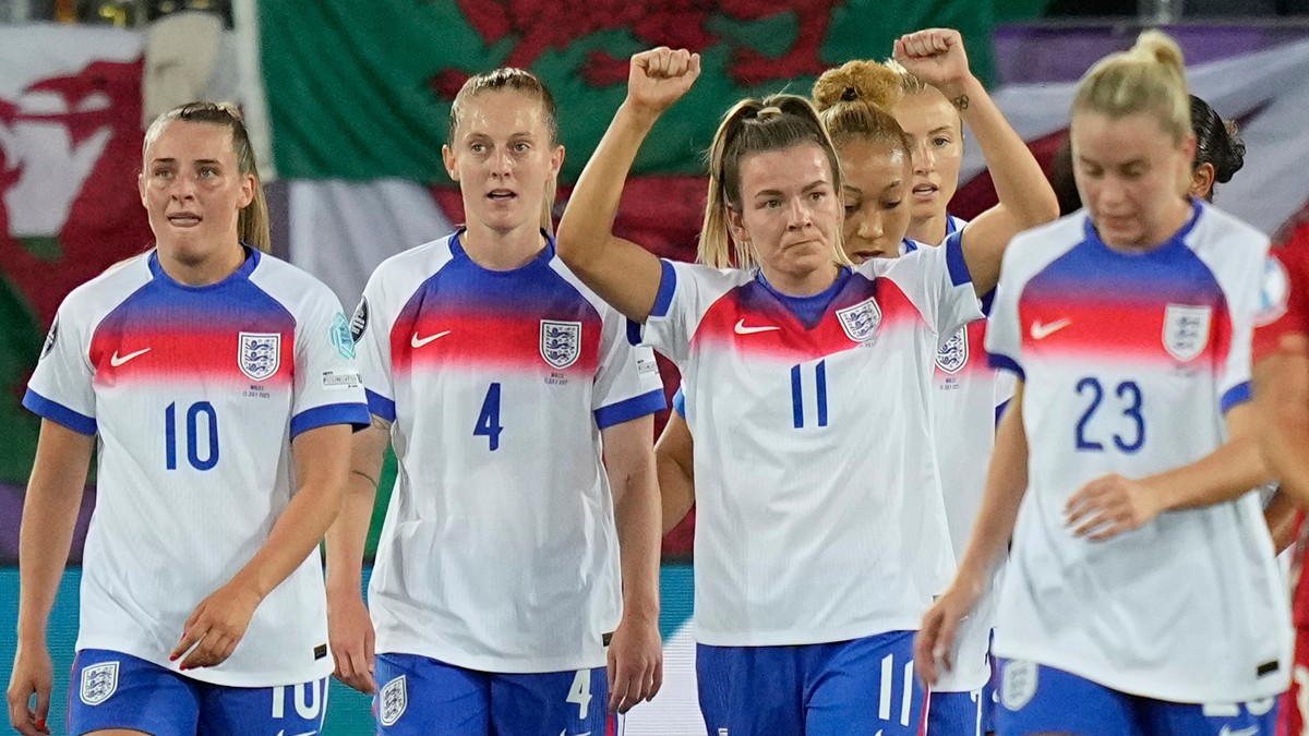 Lauren Hempová (v strede) po strelenom góle v zápase Anglicko - Wales v skupine D na ME vo futbale žien 2025.