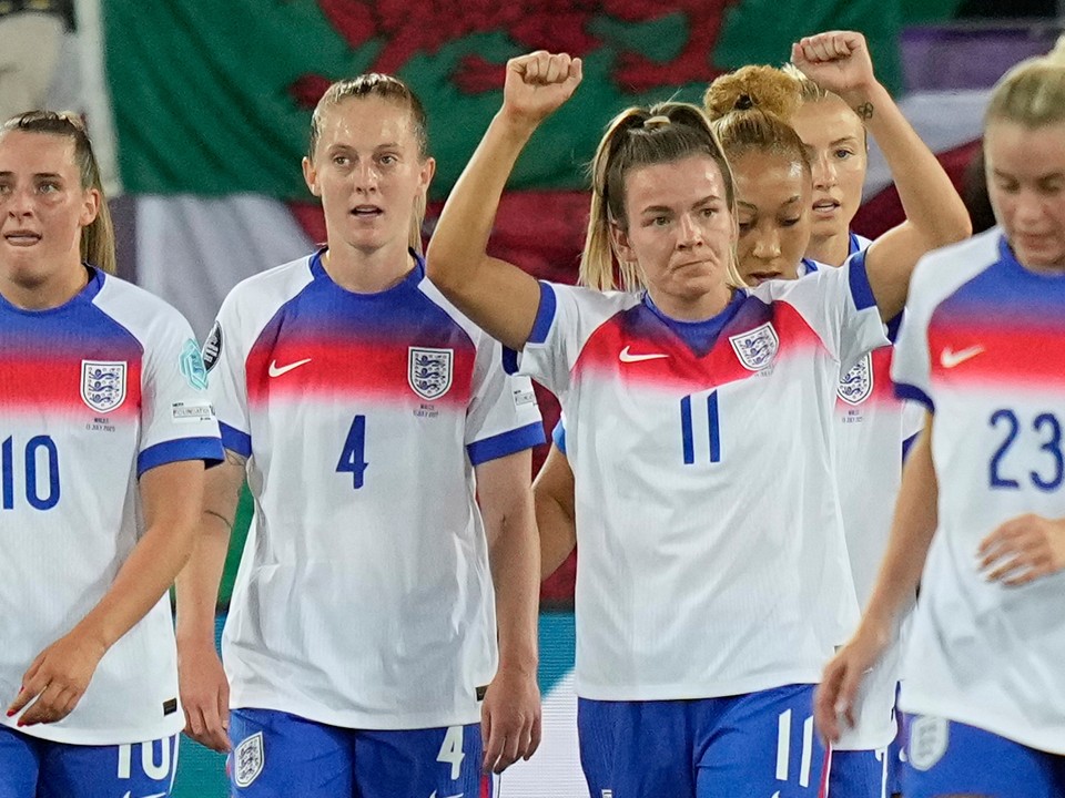Lauren Hempová (v strede) po strelenom góle v zápase Anglicko - Wales v skupine D na ME vo futbale žien 2025.