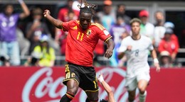 Belgicka Jeremy Doku (vľavo) a hráč Egypta Marawan Attia 