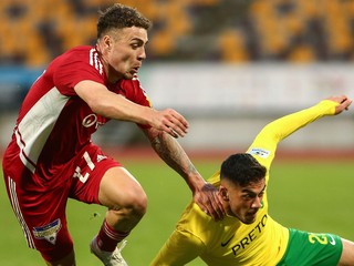 Adrián Slávik v súboji s hráčom Žiliny.