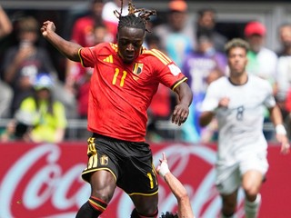 Belgicka Jeremy Doku (vľavo) a hráč Egypta Marawan Attia 