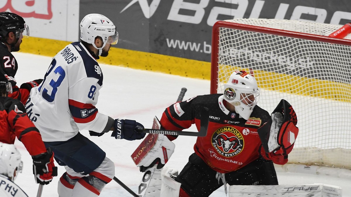 Martin Bakoš a brankár Dominik Hrachovina (Banská Bystrica).