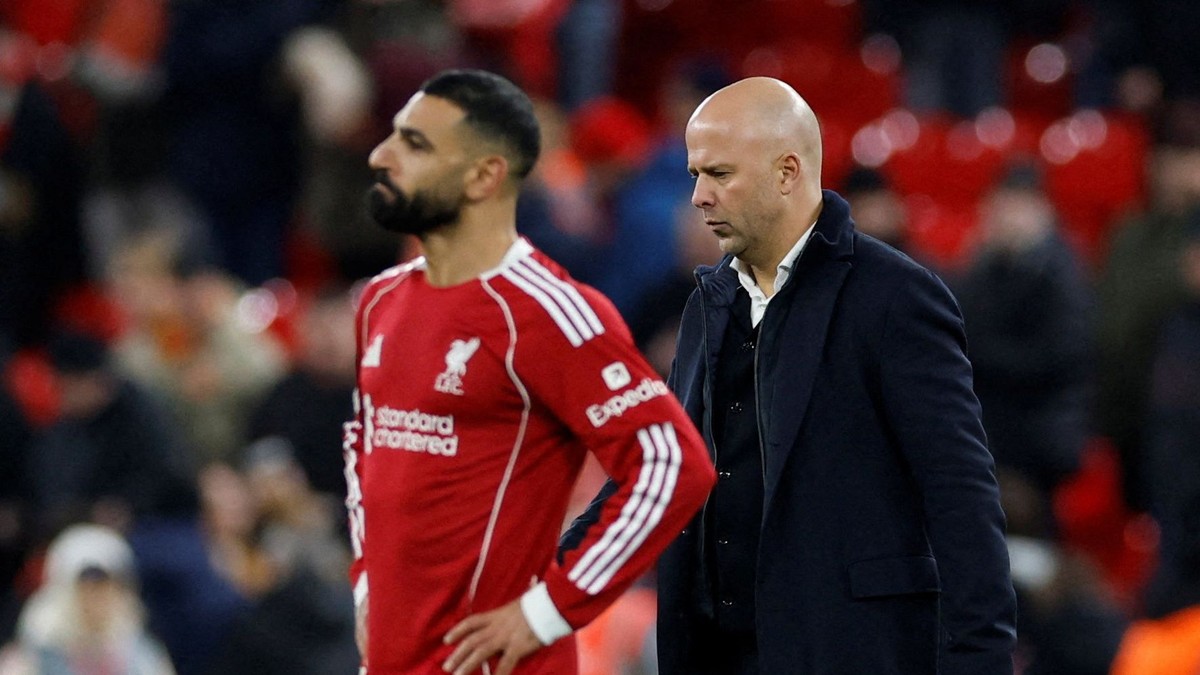 Mohamed Salah a tréner Arne Slot po zápase Ligy majstrov FC Liverpool - PSV Eindhoven.