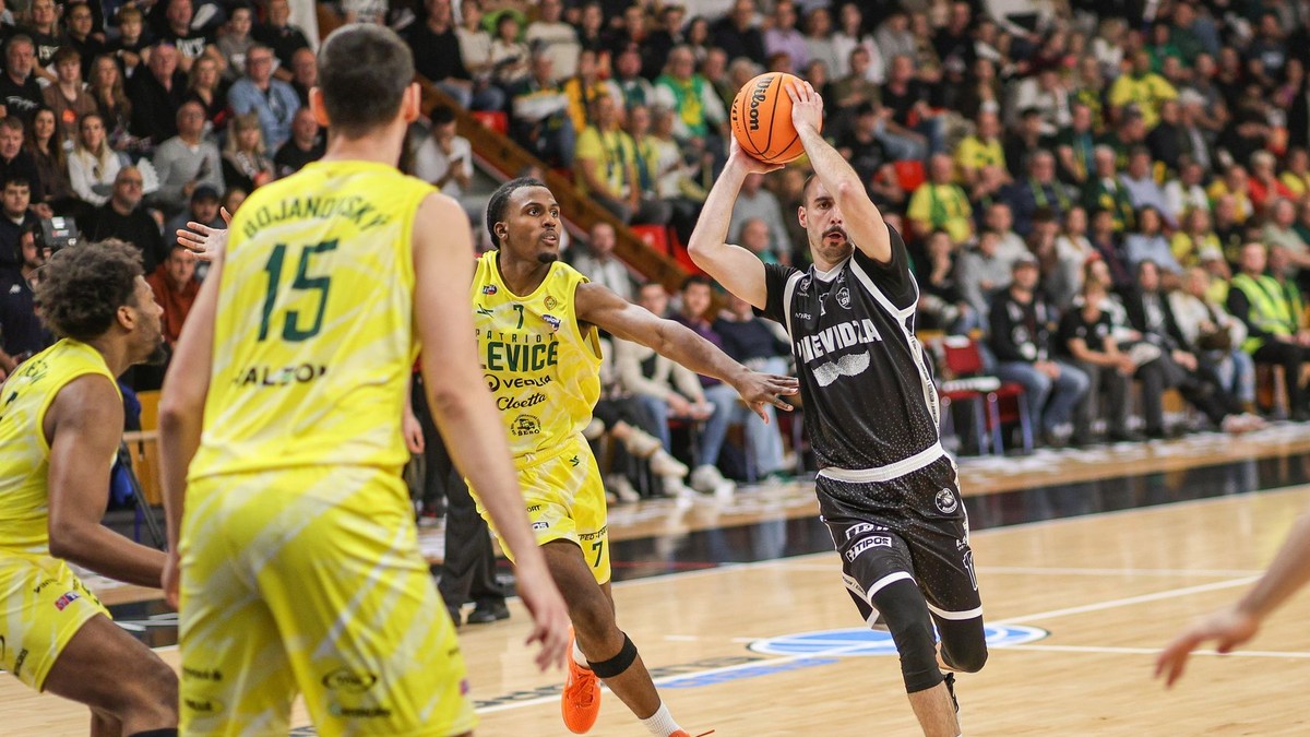 Fotka zo zápasu BC Prievidza - Patrioti Levice.