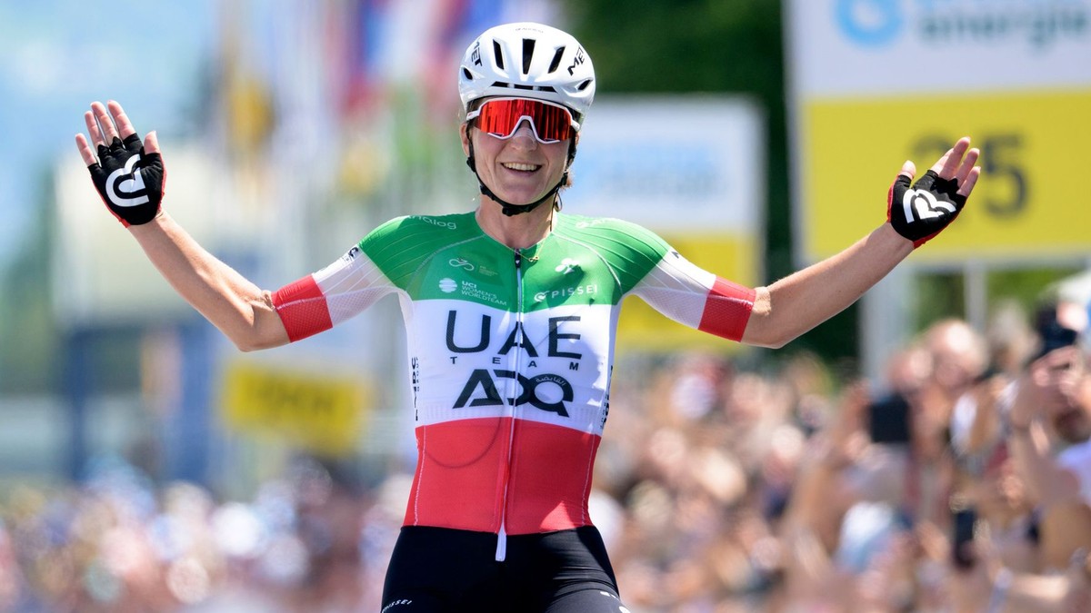 Talianska cyklistka Elisa Longo Borghinová sa teší z víťazstva v 2. etape Okolo Švajčiarska 2026.