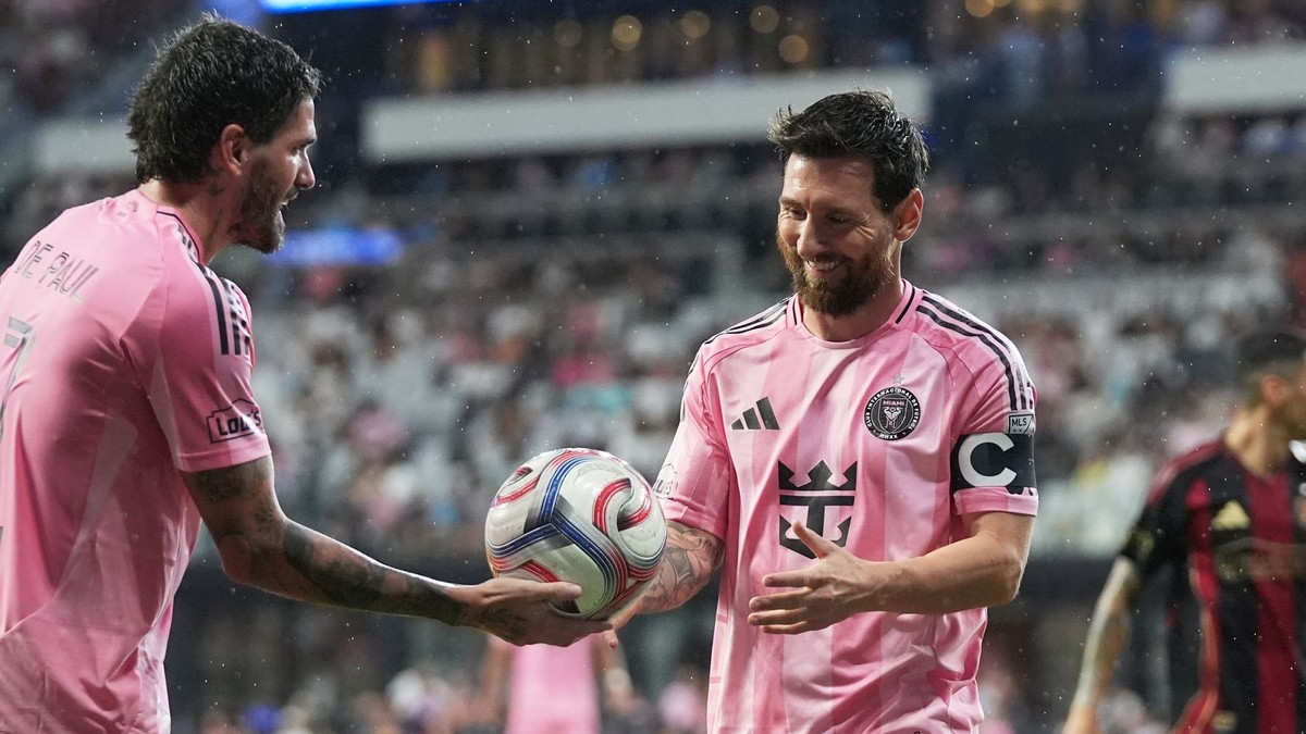 Lionel Messi a Rodrigo de Paul.
