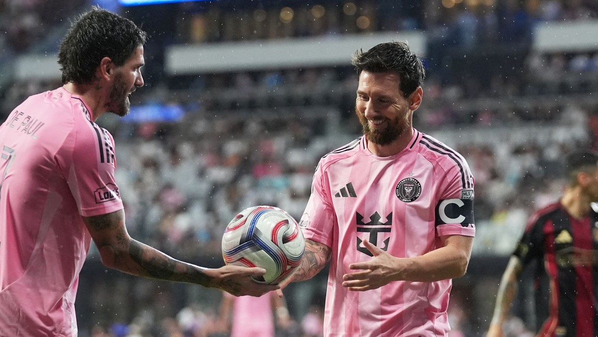 Lionel Messi a Rodrigo de Paul.
