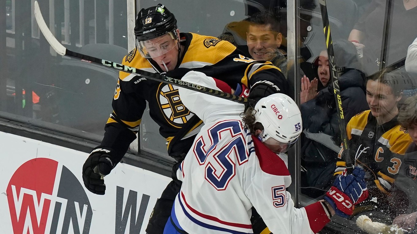 Charlie Coyle a Michael Pezzetta v zápase Boston Bruins - Montreal Canadiens.