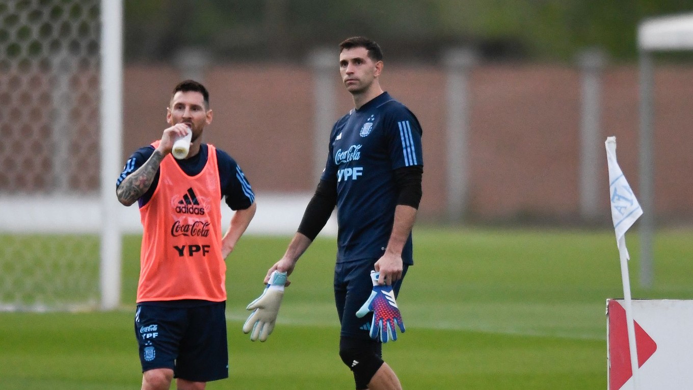 Lionel Messi A Emiliano Martinez počas tréningu.