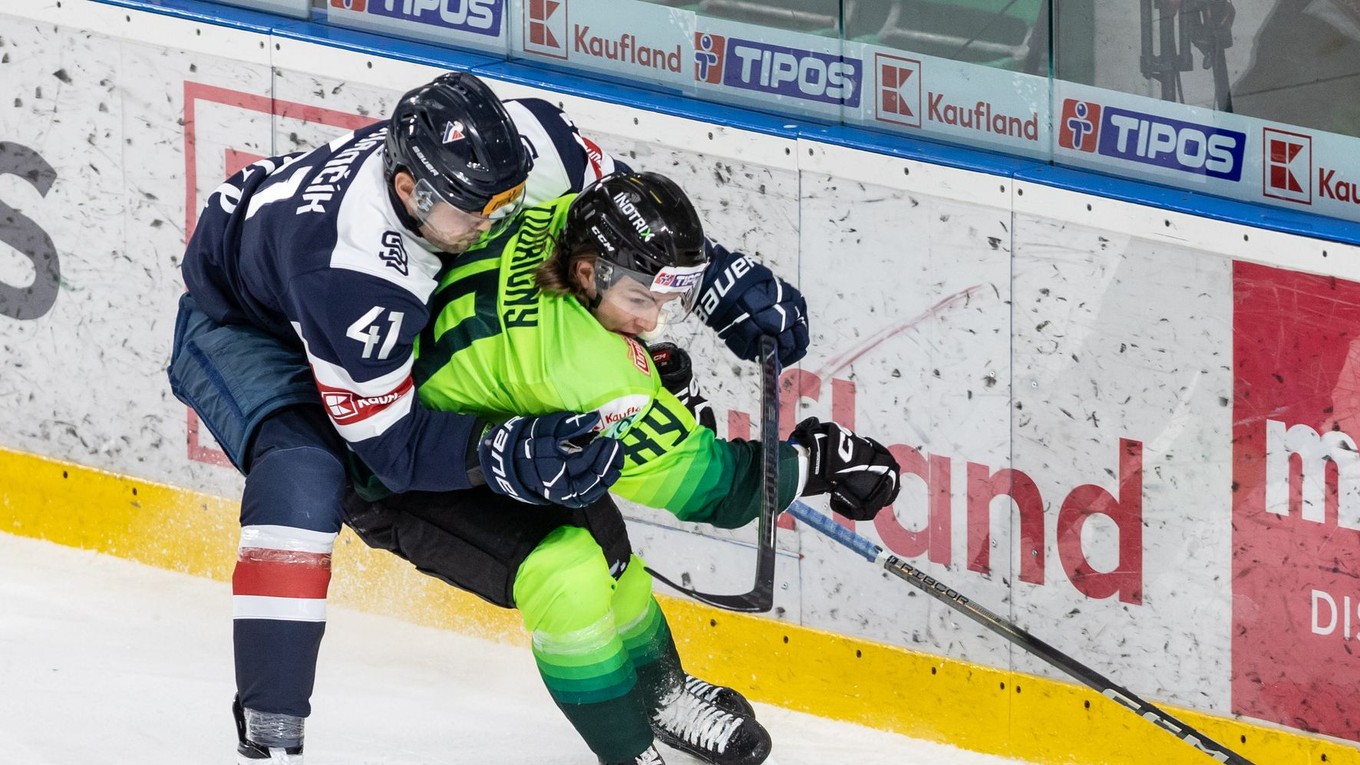 Sprava Miguel Tourigny (Žilina) a Ladislav Romančík (Bratislava) v súboji o puk.