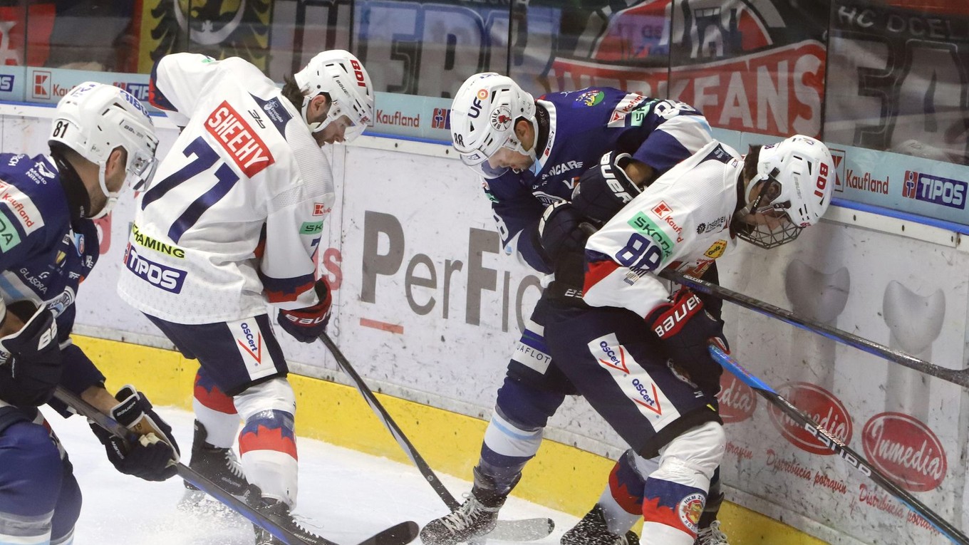 Alex Mišiak (vpravo) v drese extraligového HKM Zvolen.