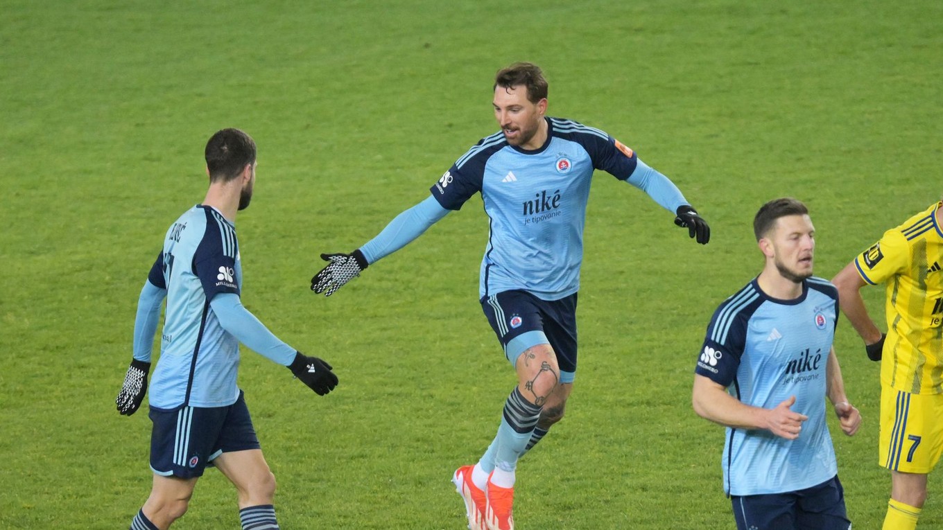 Tigran Barseghjan sa so spoluhráčmi teší po strelenom góle.