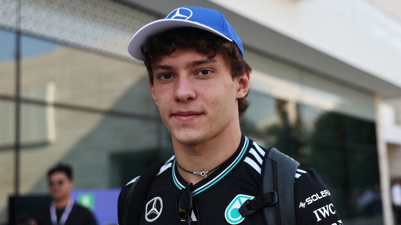 Taliansky pretekár F1 vo farbách Mercedesu Andrea Kimi Antonelli.