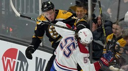 Charlie Coyle a Michael Pezzetta v zápase Boston Bruins - Montreal Canadiens.