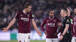 Tomáš Souček (vľavo) v rozhovore s rozhodcom