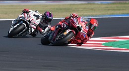 Marc Márquez (vpravo) na Ducati v zákrute pred svojím krajanom Jorge Martinom na Aprilii
