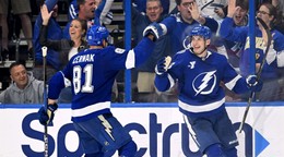 Na snímke slovenský hokejista v drese Tampy Bay Lightning Erik Černák (vľavo) a jeho spoluhráč Iľja Michejev sa radujú z gólu.
