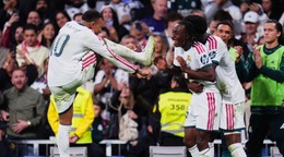 Vľavo Kylian Mbappé a Yan Diomande oslavujú gól proti FC Sevilla.