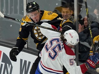 Charlie Coyle a Michael Pezzetta v zápase Boston Bruins - Montreal Canadiens.