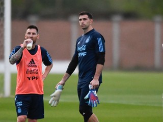 Lionel Messi A Emiliano Martinez počas tréningu.