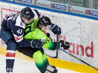 Sprava Miguel Tourigny (Žilina) a Ladislav Romančík (Bratislava) v súboji o puk.