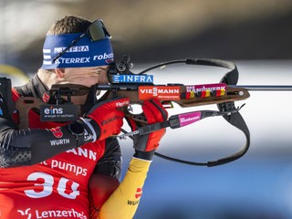 Nemec Justus Strelow pri streľbe počas šprintu na 10km na MS v biatlone 2025.