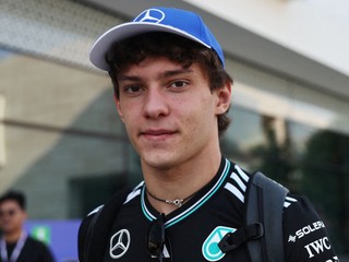 Taliansky pretekár F1 vo farbách Mercedesu Andrea Kimi Antonelli.