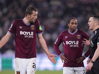 Tomáš Souček (vľavo) v rozhovore s rozhodcom