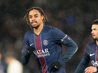 Bradley Barcola oslavuje gól.